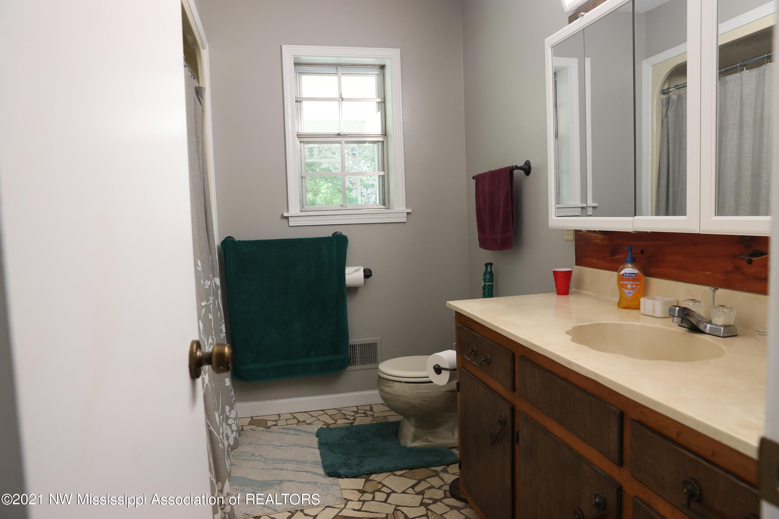 28 Oak Road Byhalia, MS 38611 - Photo 9 of 22 Bathroom