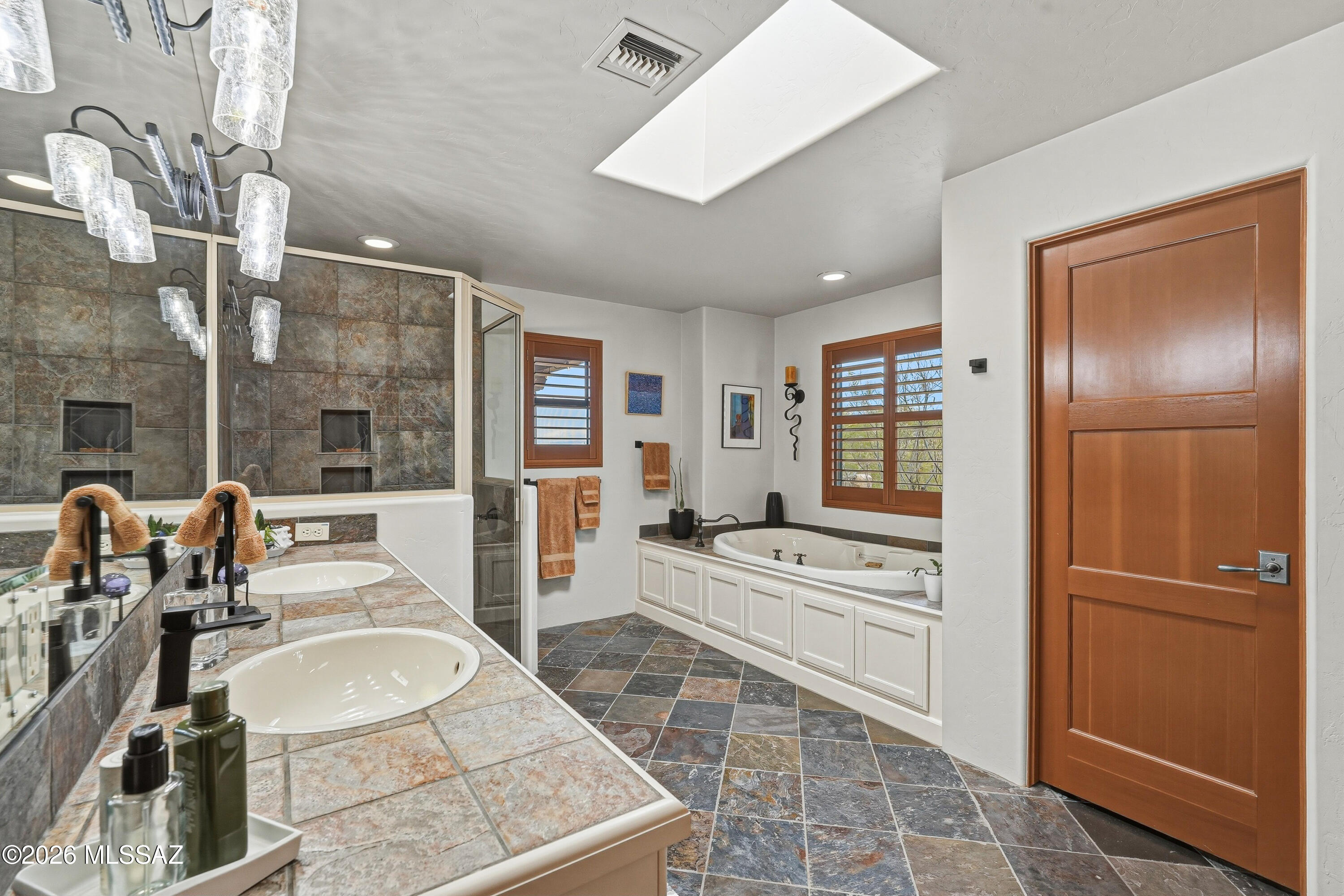 6060 North Abington Road Tucson, AZ 85743 - Photo 10 of 47 Dramatic master bathroom