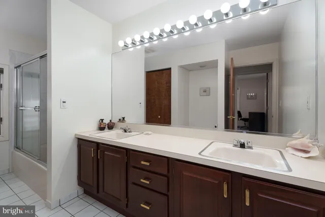 a view of an empty room with closet and entryway