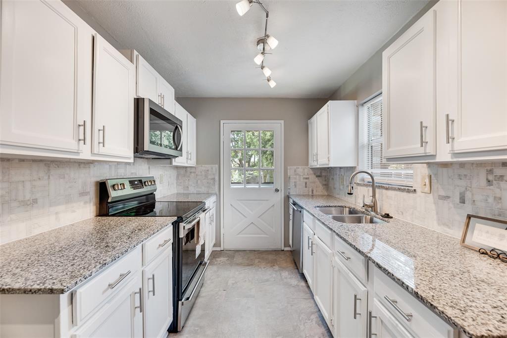 2002 Rose Hill Road Carrollton, TX 75007 - Photo 11 of 31 Gallery Image 11