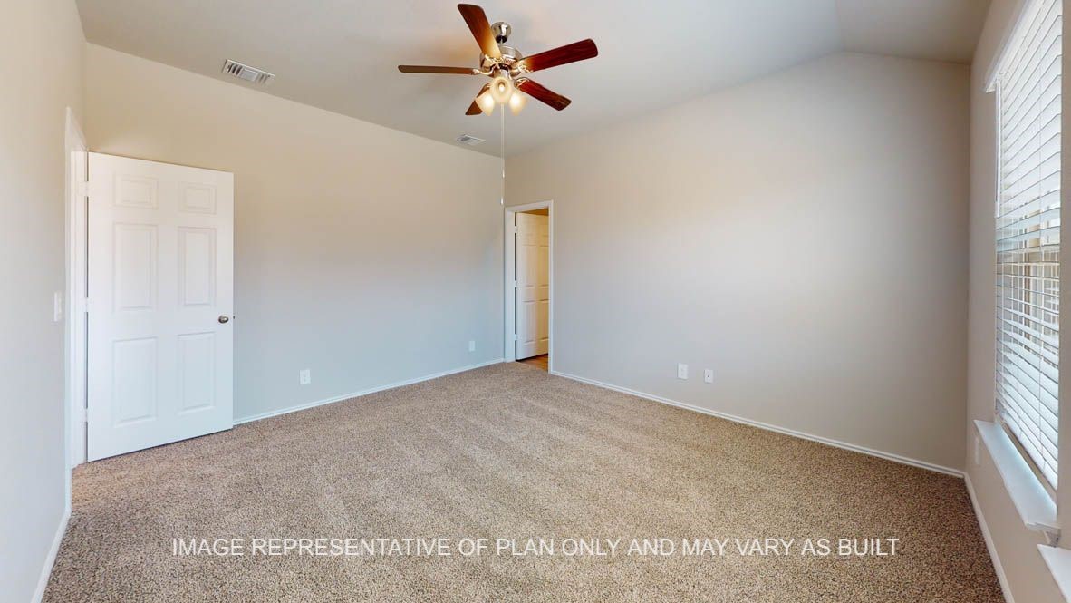 5660 Drake Drive Orange, TX 77632 - Photo 8 of 15 an empty room with windows and a ceiling fan