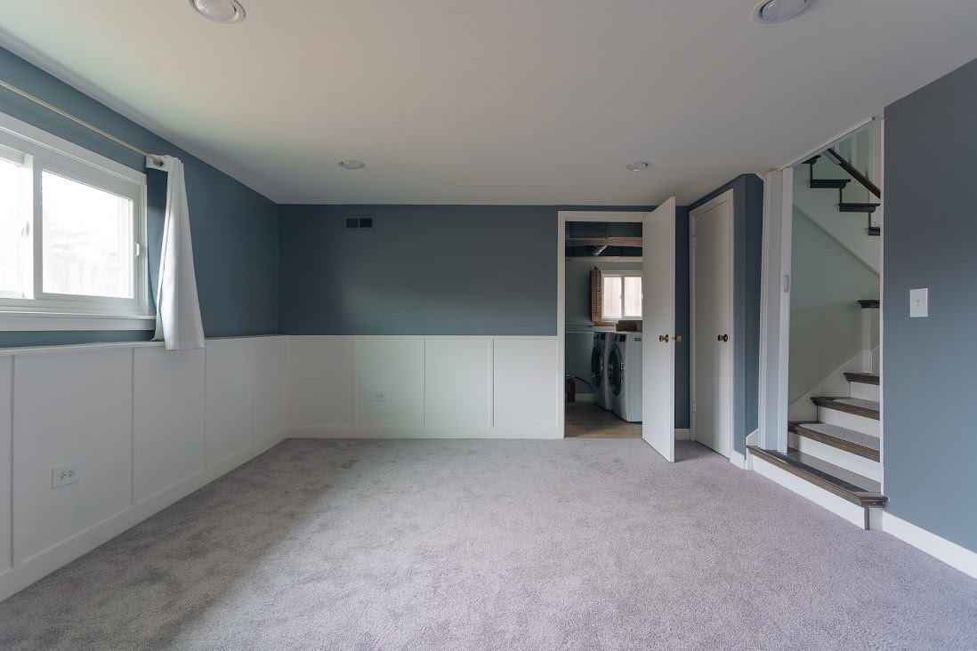 1100 Potter Road Park Ridge, IL 60068 - Photo 33 of 38 an empty room with windows and closet