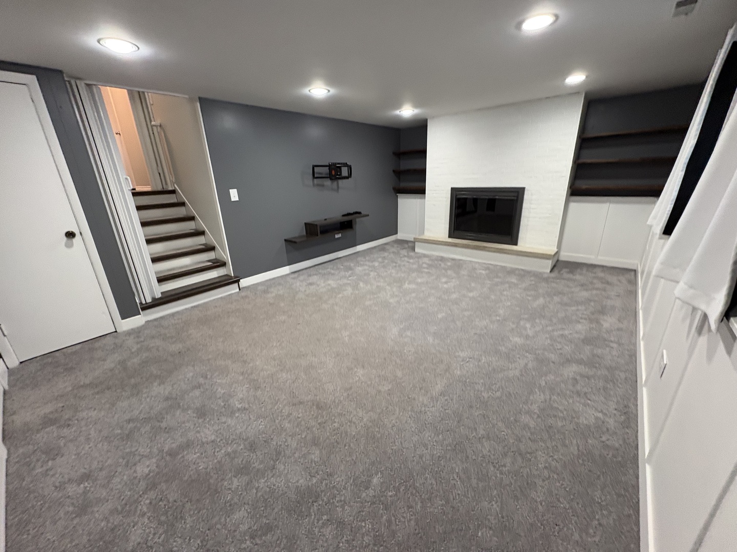 1100 Potter Road Park Ridge, IL 60068 - Photo 40 of 49 a view of an empty room with wooden floor and a window