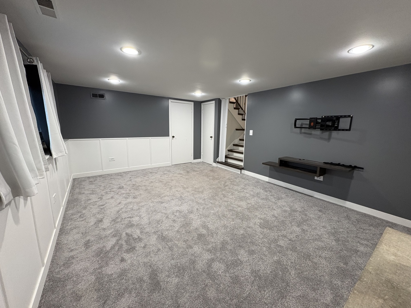 1100 Potter Road Park Ridge, IL 60068 - Photo 45 of 49 a view of a big room with windows