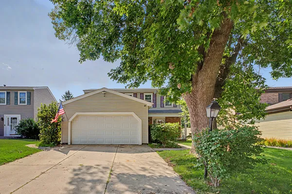 $399,900 | 520 Dover Drive, Roselle, IL 60172