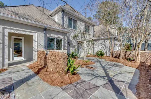 $975,000 | 2 Waterstone Place, Jackson, MS 39211