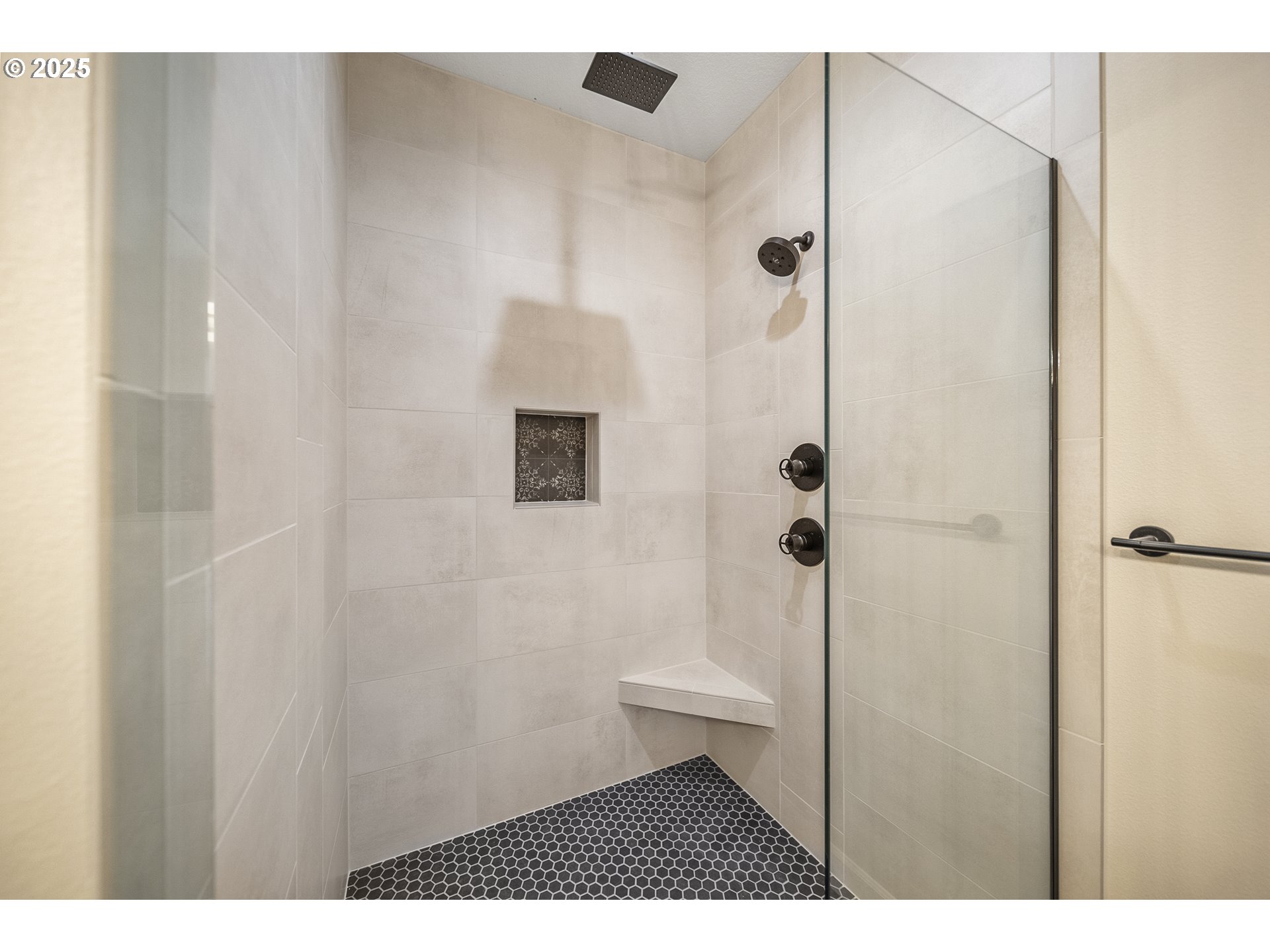3813 Southwest McKinley Street Gresham, OR 97080 - Photo 21 of 46 Bathroom, Attached