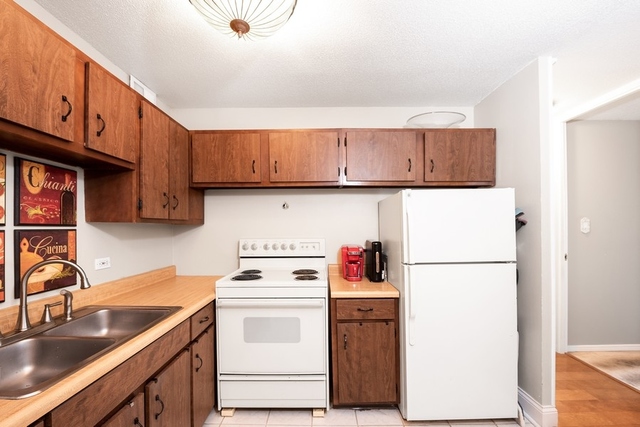 1340 North Dearborn Street, Unit 7D Chicago, IL 60610 - Photo 5 of 17 a utility room with dryer and washer