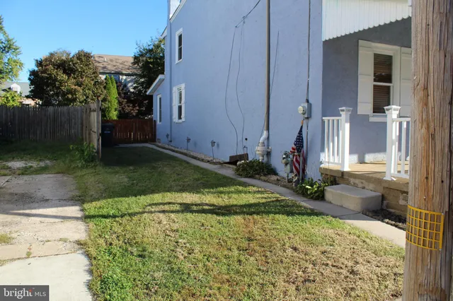 a view of back yard of the house
