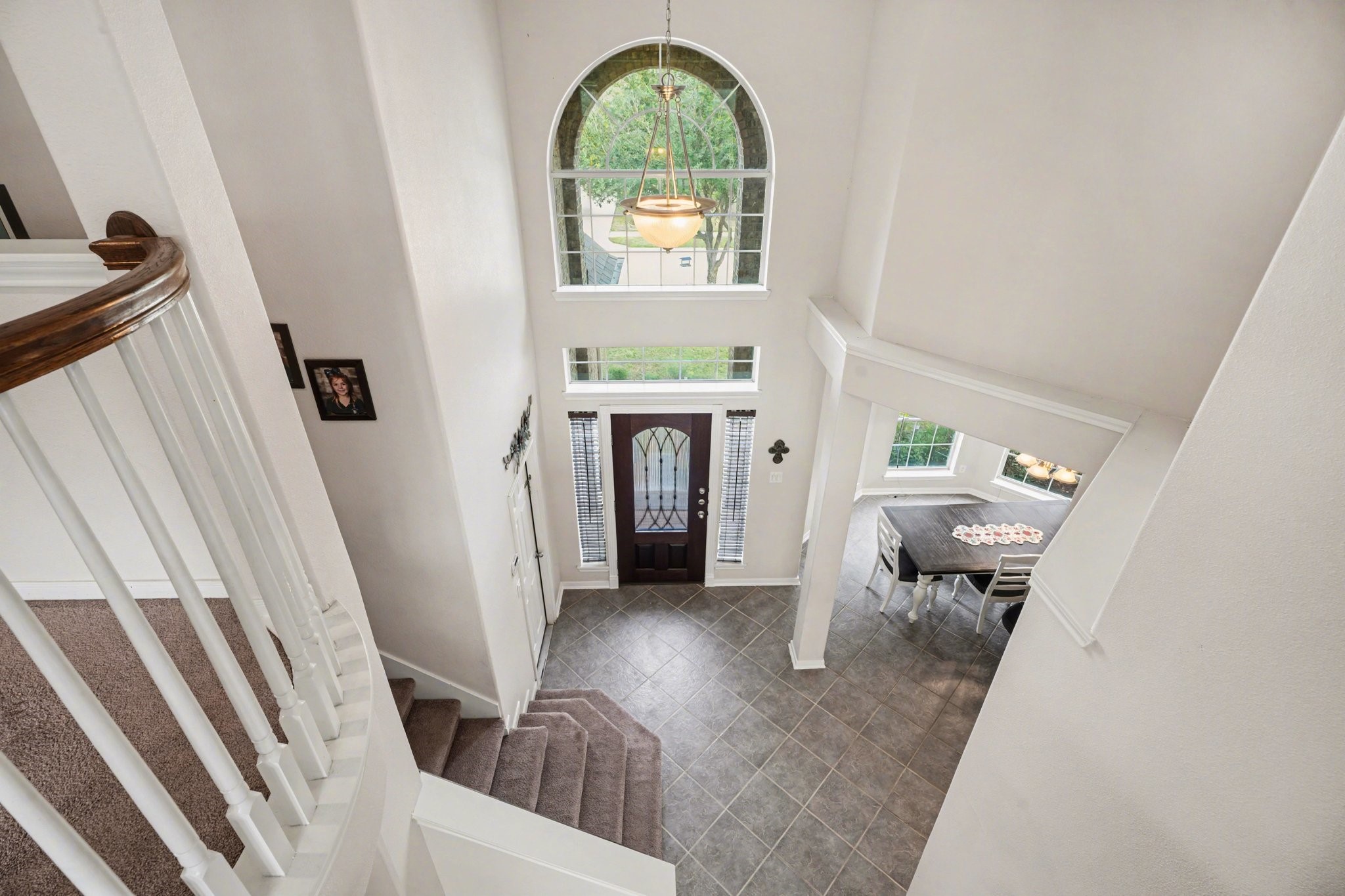 806 Dawn Ridge Way Seabrook, TX 77586 - Photo 21 of 39 GRAND VIEW OF THE FOYER FROM THE 2ND LEVEL LANDING.
