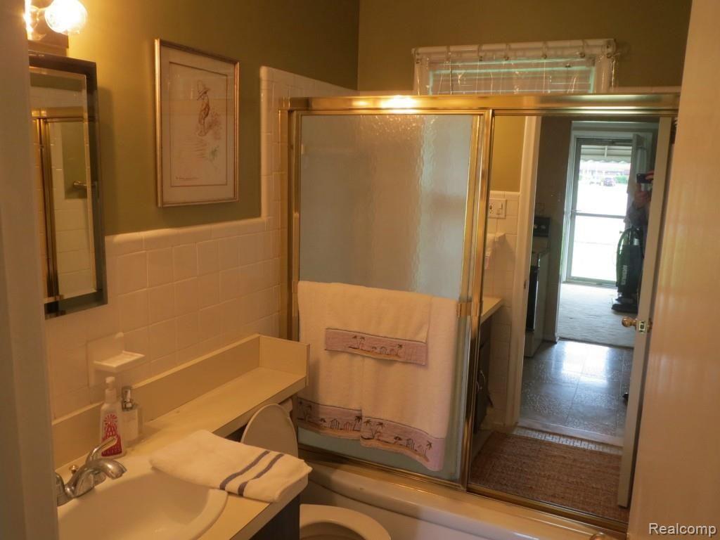 4278 Frazho Road Warren, MI 48091 - Photo 9 of 11 9-Bathroom.jpg