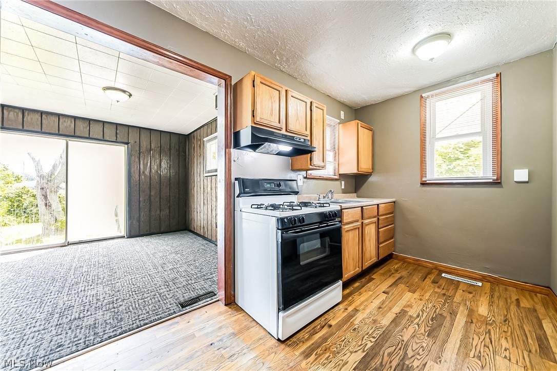 17008 Ridgeton Drive Cleveland, OH 44128 - Photo 7 of 34 Gallery Image 7