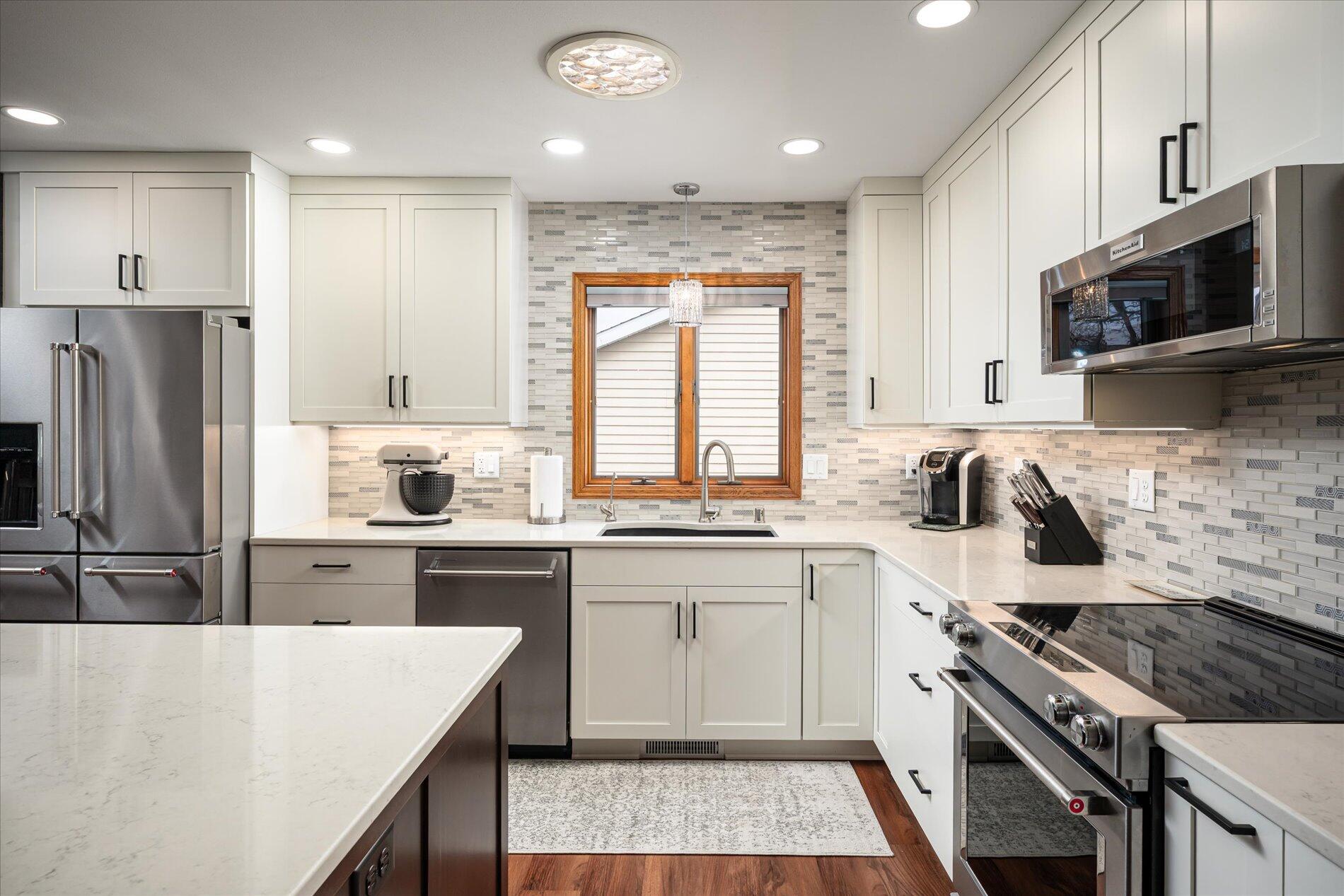 613 Ridgeview Drive Onalaska, WI 54650 - Photo 2 of 26 02 Kitchen
