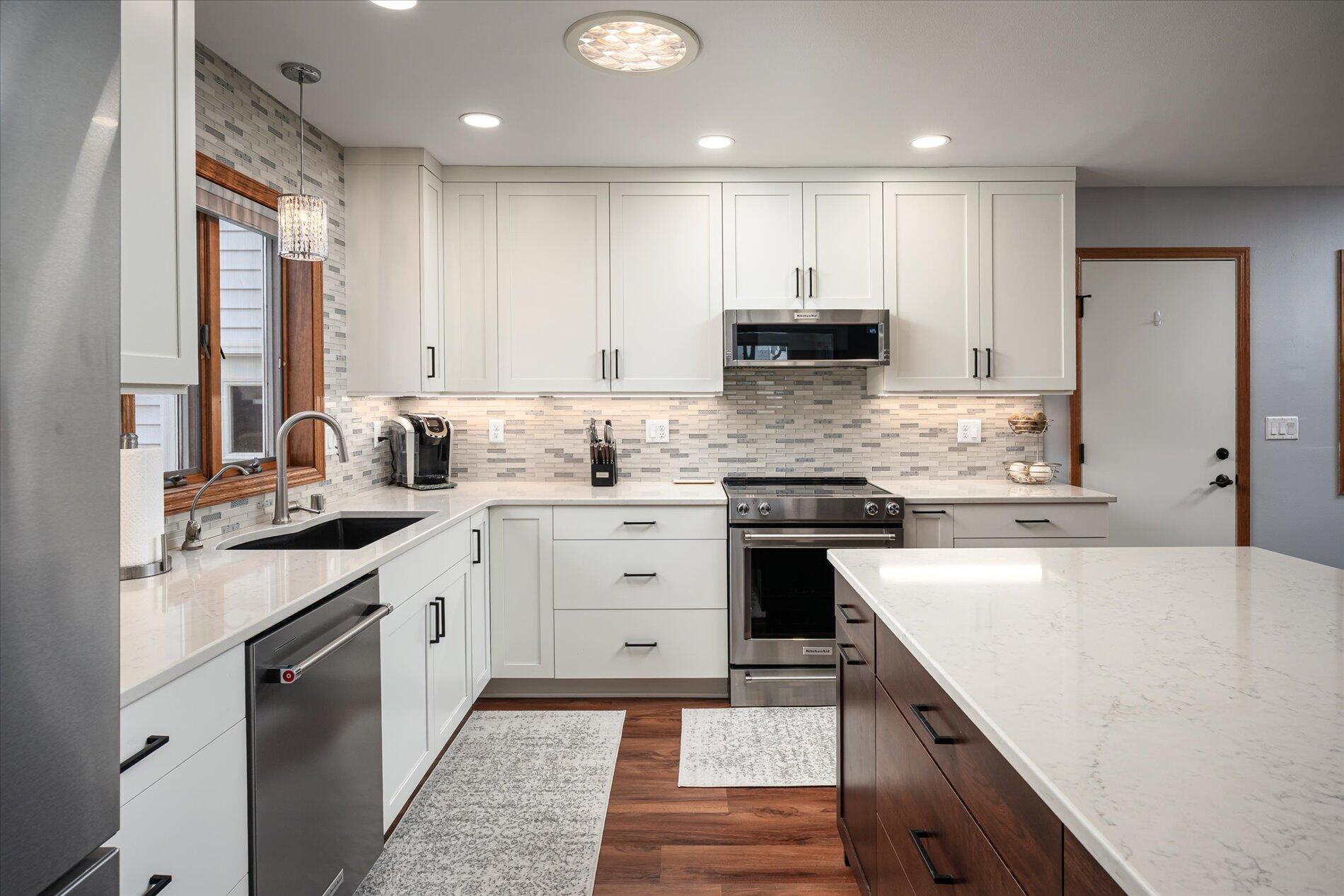 613 Ridgeview Drive Onalaska, WI 54650 - Photo 3 of 26 03 Kitchen