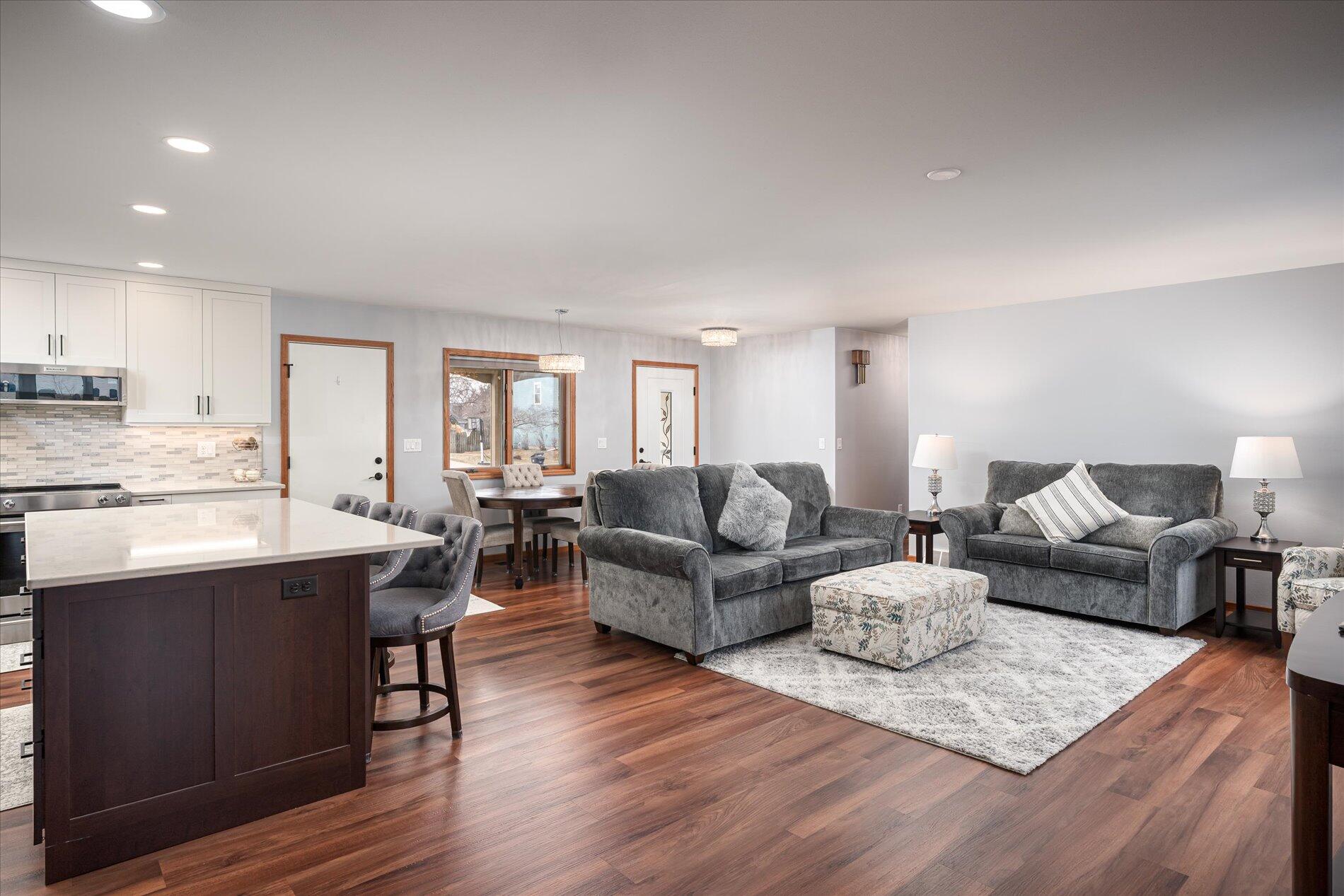 613 Ridgeview Drive Onalaska, WI 54650 - Photo 6 of 26 05 Living Room