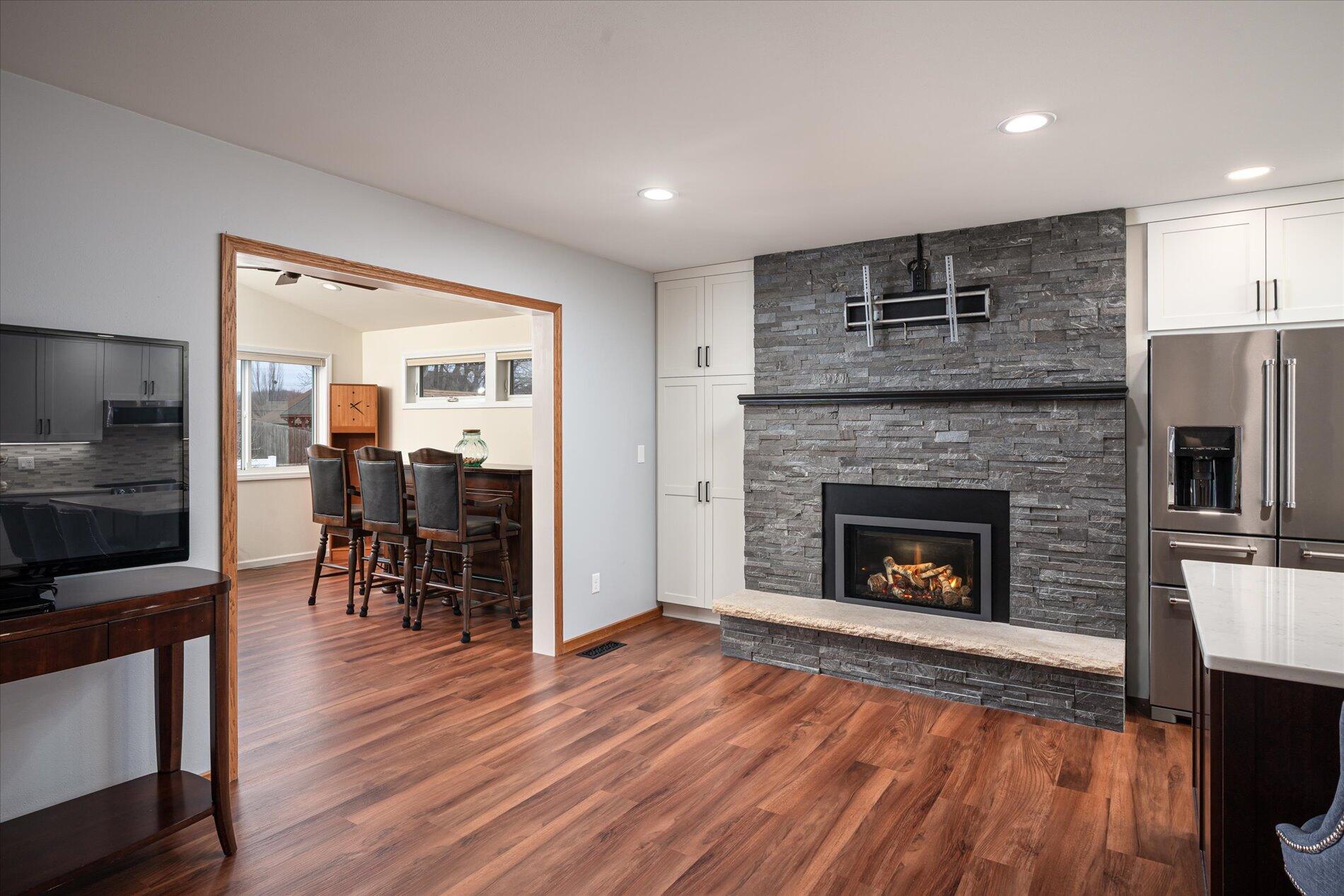 613 Ridgeview Drive Onalaska, WI 54650 - Photo 8 of 26 07 Fireplace