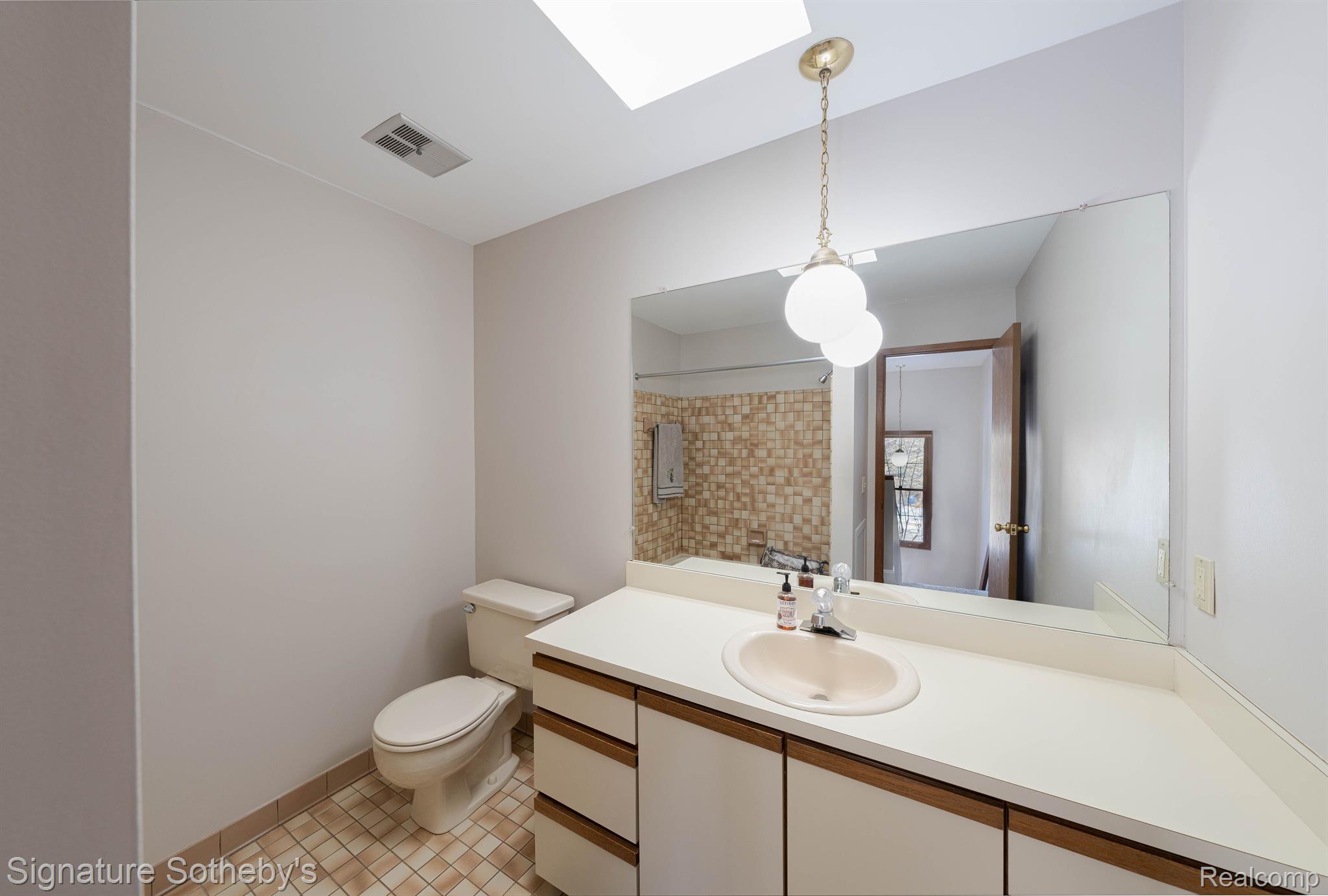 1487 Antler Court Rochester, MI 48309 - Photo 21 of 40 Bright Full Bath!