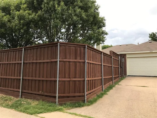 a view of a backyard