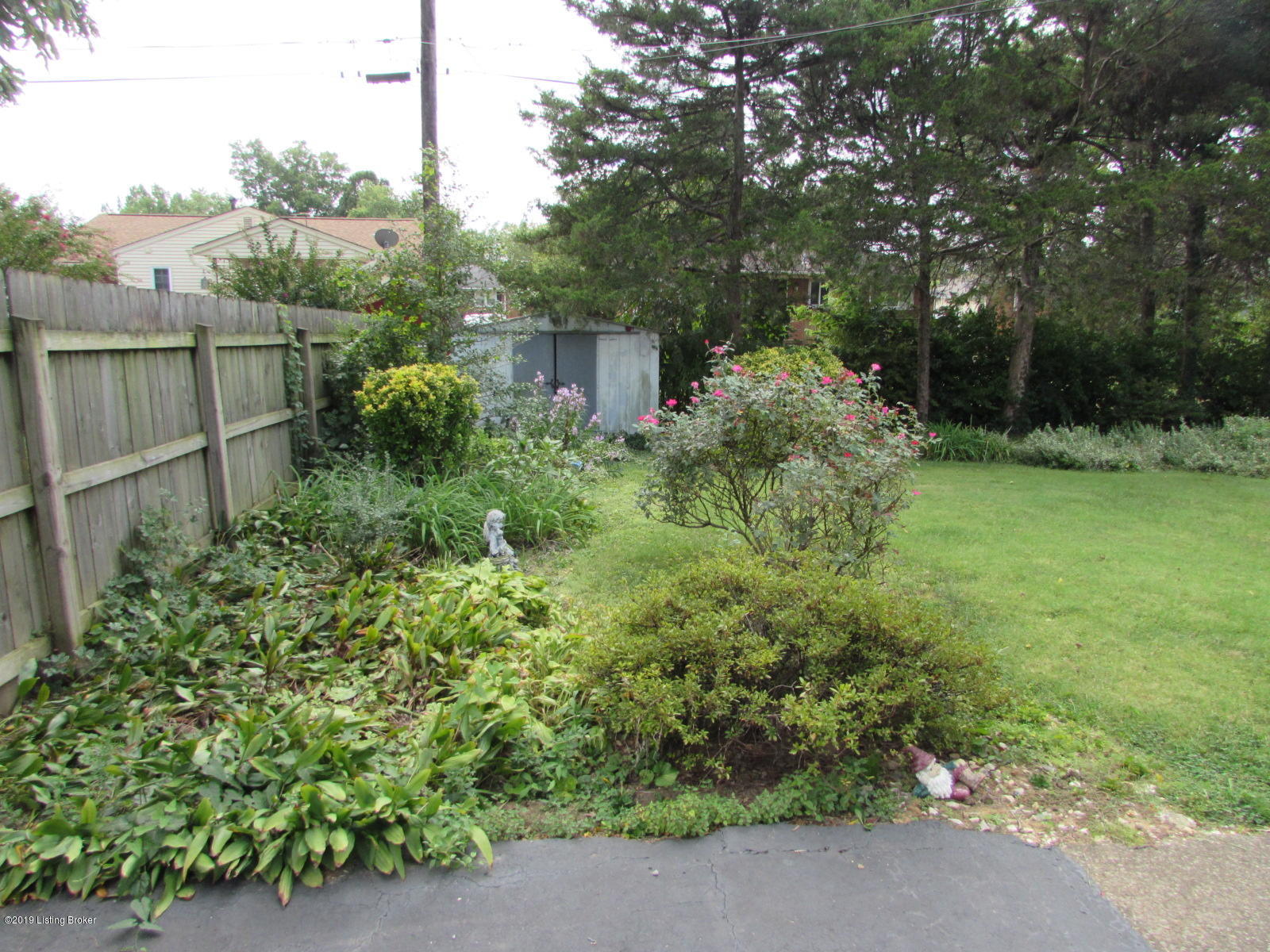 2925 Rio Rita Avenue Louisville, KY 40220 - Photo 20 of 23 Lanscaping