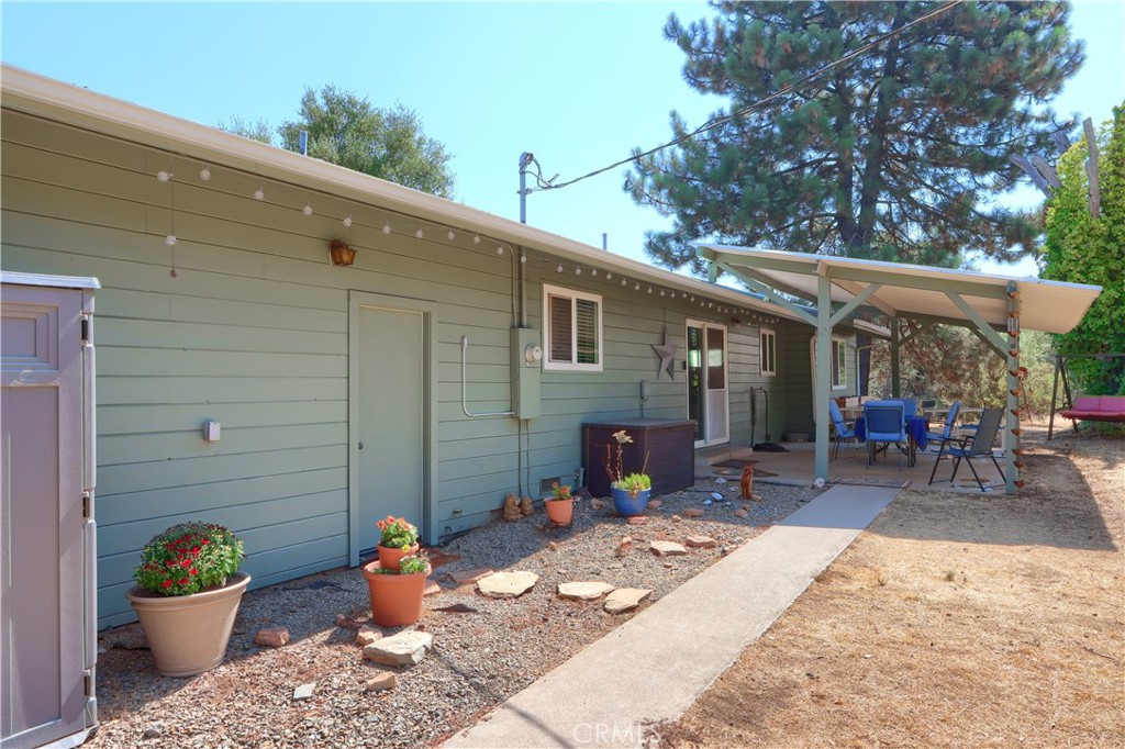 5268 Schafer Road Mariposa, CA 95338 - Photo 29 of 45 a backyard of a house with seating space
