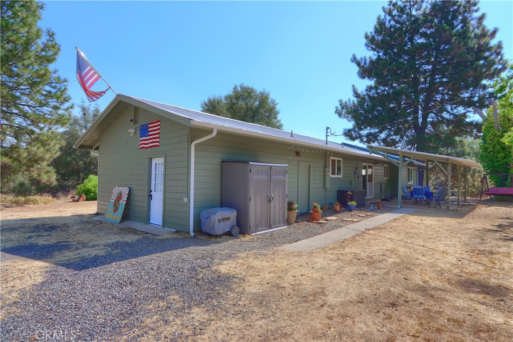 5268 Schafer Road Mariposa, CA 95338 - Photo 30 of 45 a view of a house with a patio