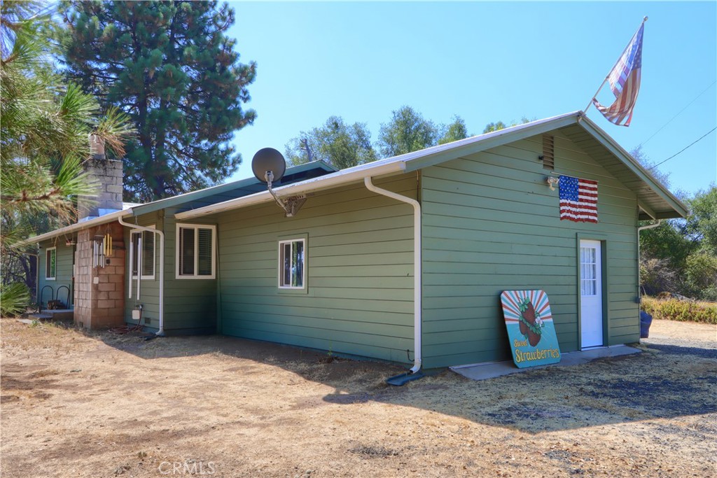 5268 Schafer Road Mariposa, CA 95338 - Photo 31 of 45 a view of a house with a yard