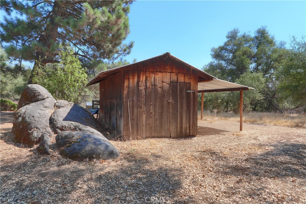 5268 Schafer Road Mariposa, CA 95338 - Photo 33 of 45 a backyard of a house with table and chairs