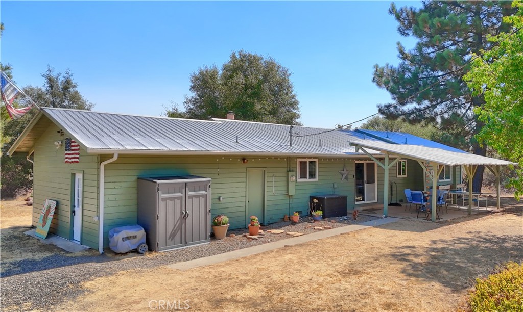 5268 Schafer Road Mariposa, CA 95338 - Photo 38 of 45 a view of a car park in front of a building