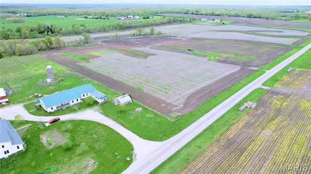 $395,000 | 29595 Highway 3, La Plata, MO 63549