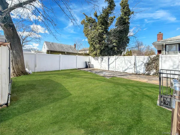 a view of yard with green space