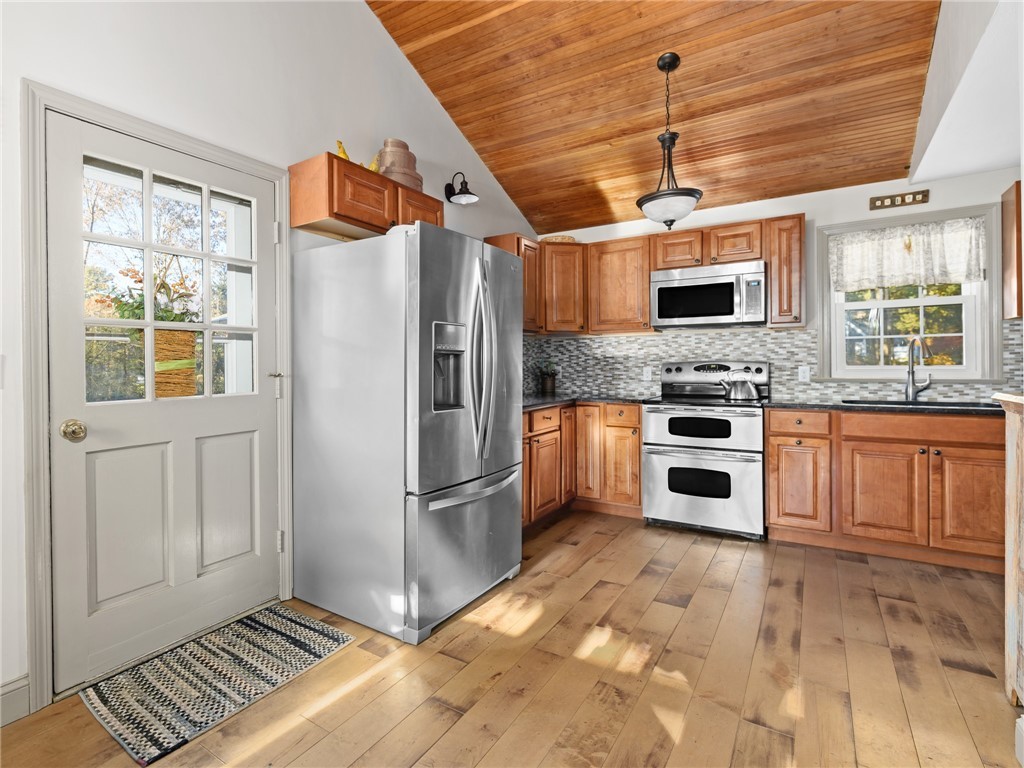 272 Mattity Road North Smithfield, RI 02896 - Photo 6 of 22