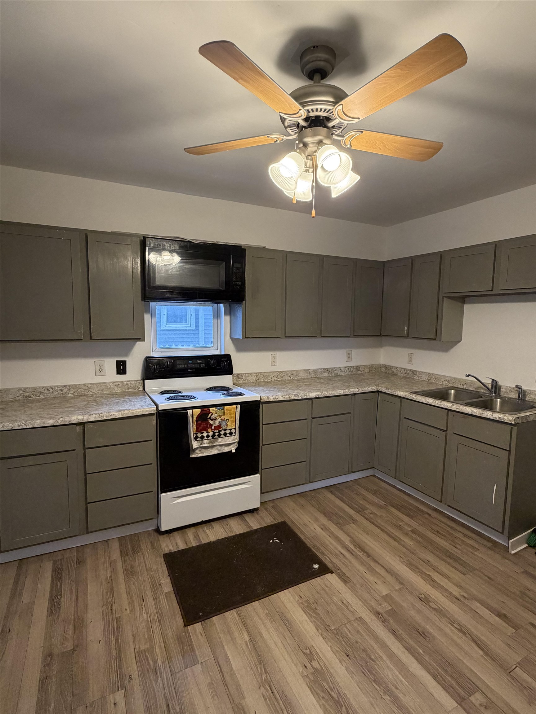 327 8th Baraboo, WI 53913 - Photo 4 of 15