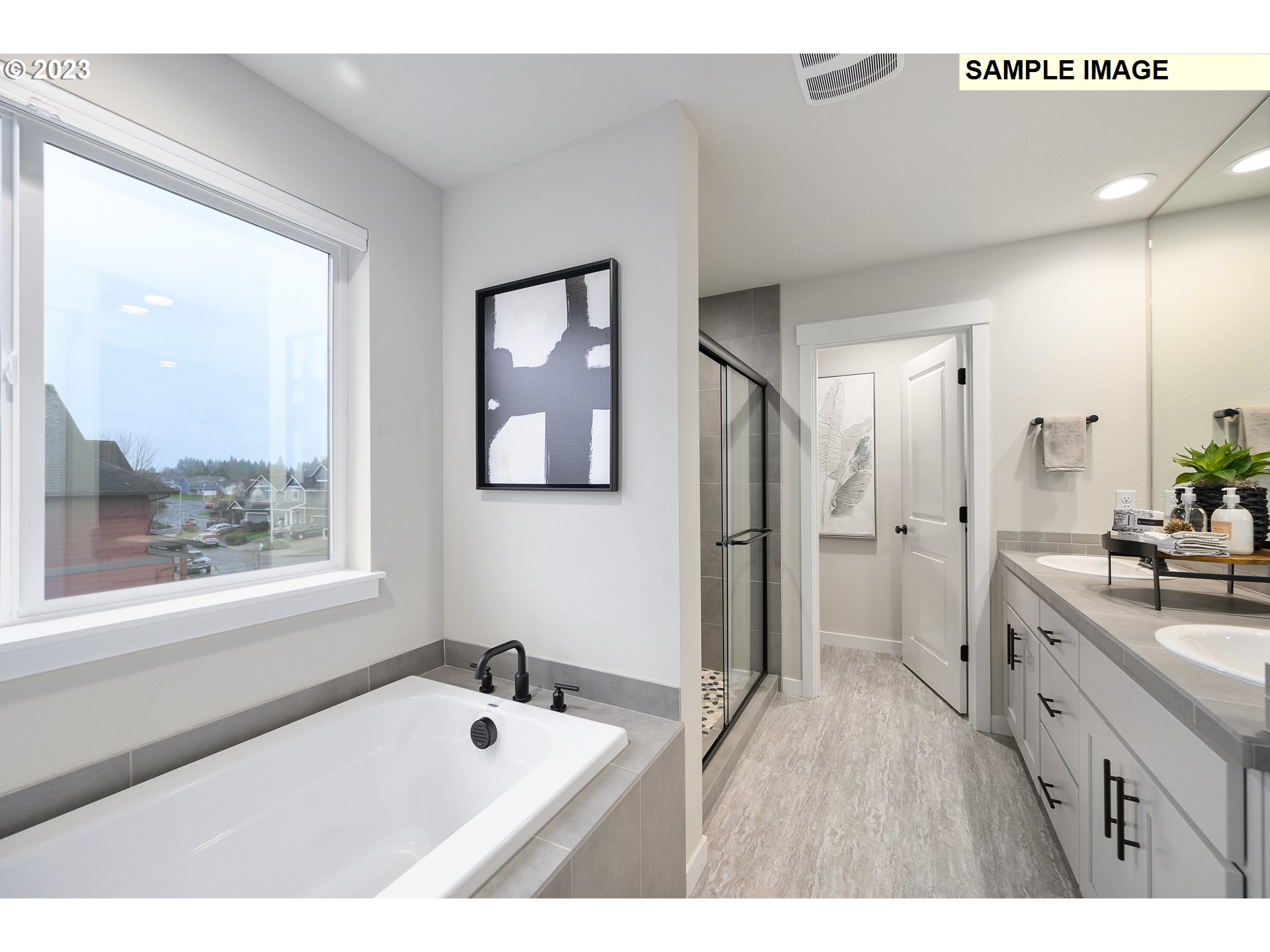 733 North Russet Place, Unit 193 Ridgefield, WA 98642 - Photo 11 of 34 a bathroom with a tub a sink and a large mirror