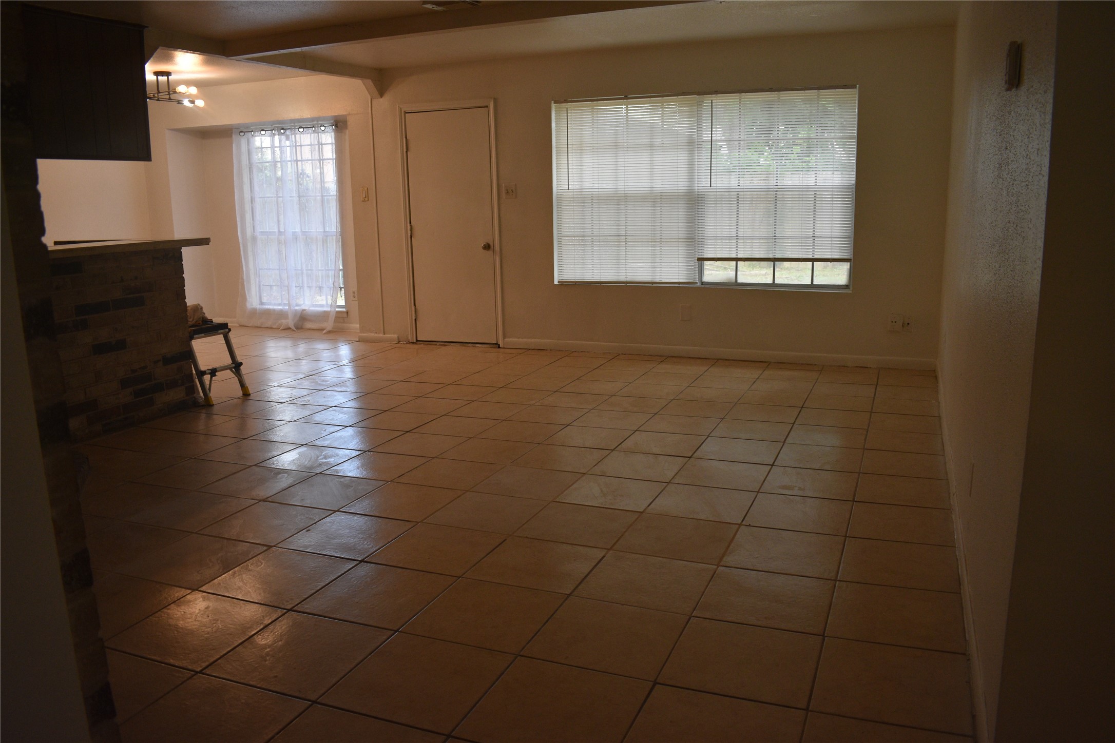6718 Rowell Court Houston, TX 77489 - Photo 9 of 12 living room