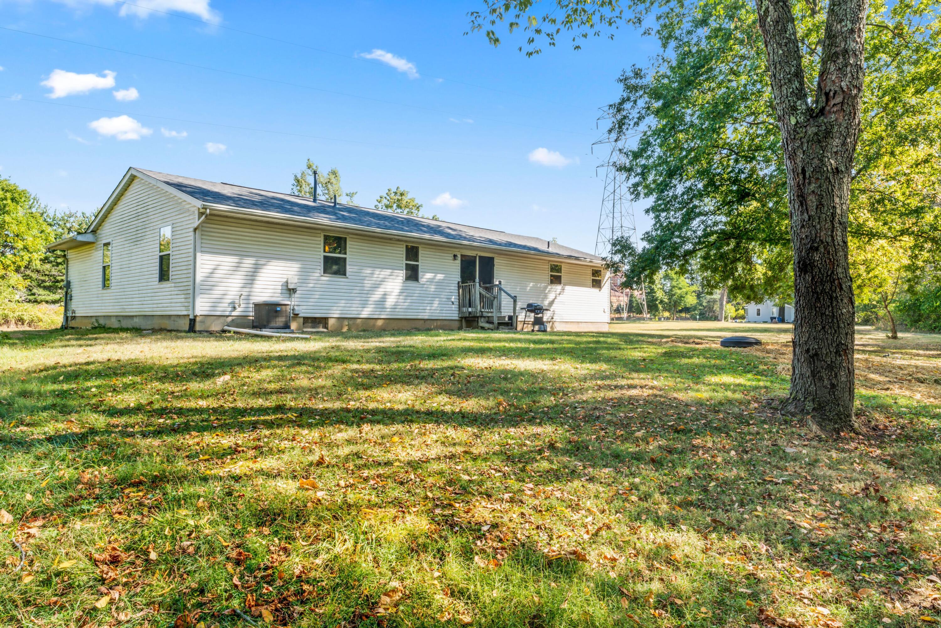 443 South Waggoner Road Reynoldsburg, OH 43068 - Photo 5 of 42 DSC06902