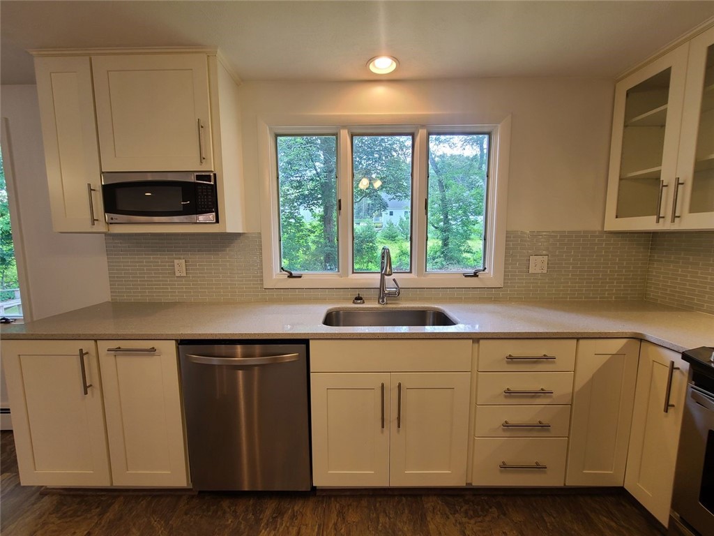 426 South County Trail Exeter, RI 02822 - Photo 4 of 31