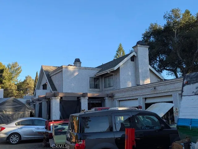 a view of backyard with tree