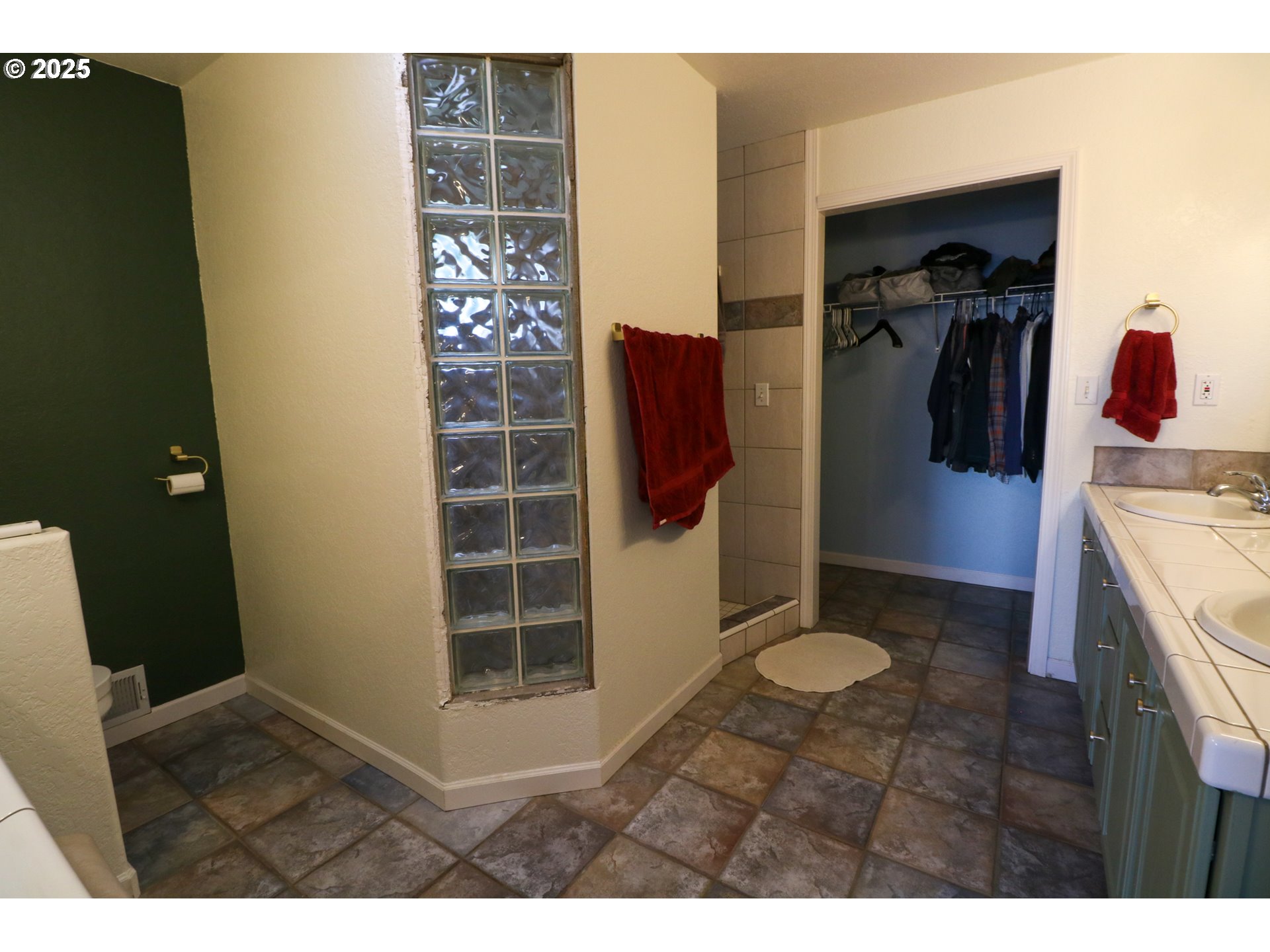 94088 Kirkendall Lane North Bend, OR 97459 - Photo 29 of 46 a view of walk in closet