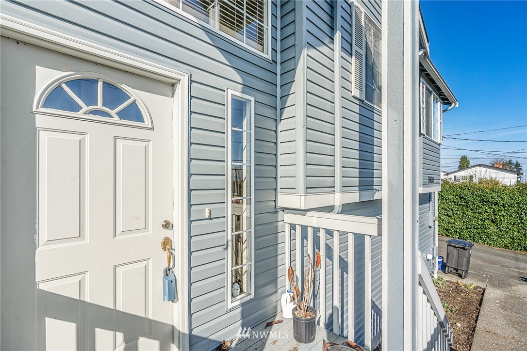 7620 Upper Ridge Road Everett, WA 98203 - Photo 3 of 23