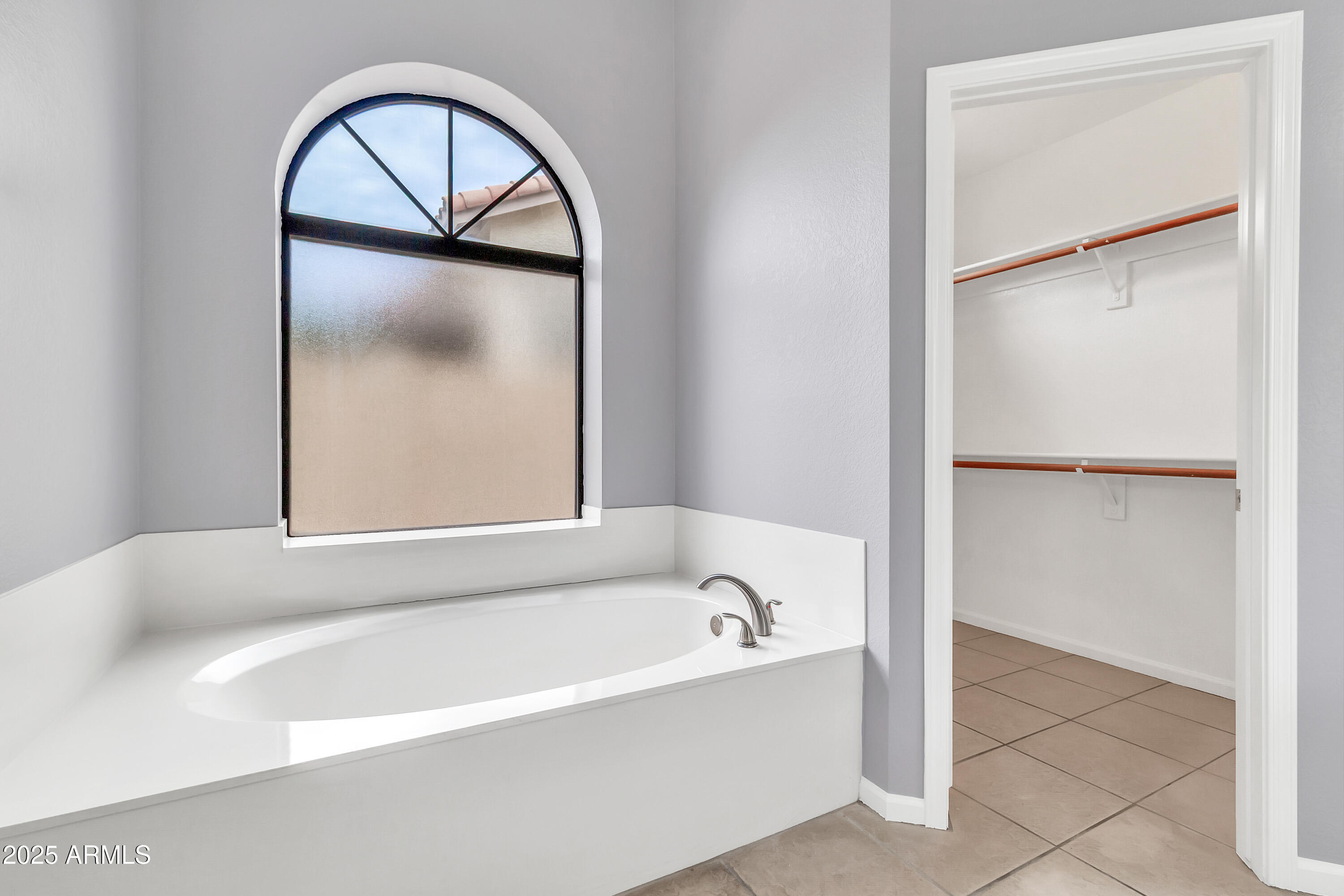 205 East Stacey Lane Tempe, AZ 85284 - Photo 21 of 63 a bathroom with a bathtub and a window