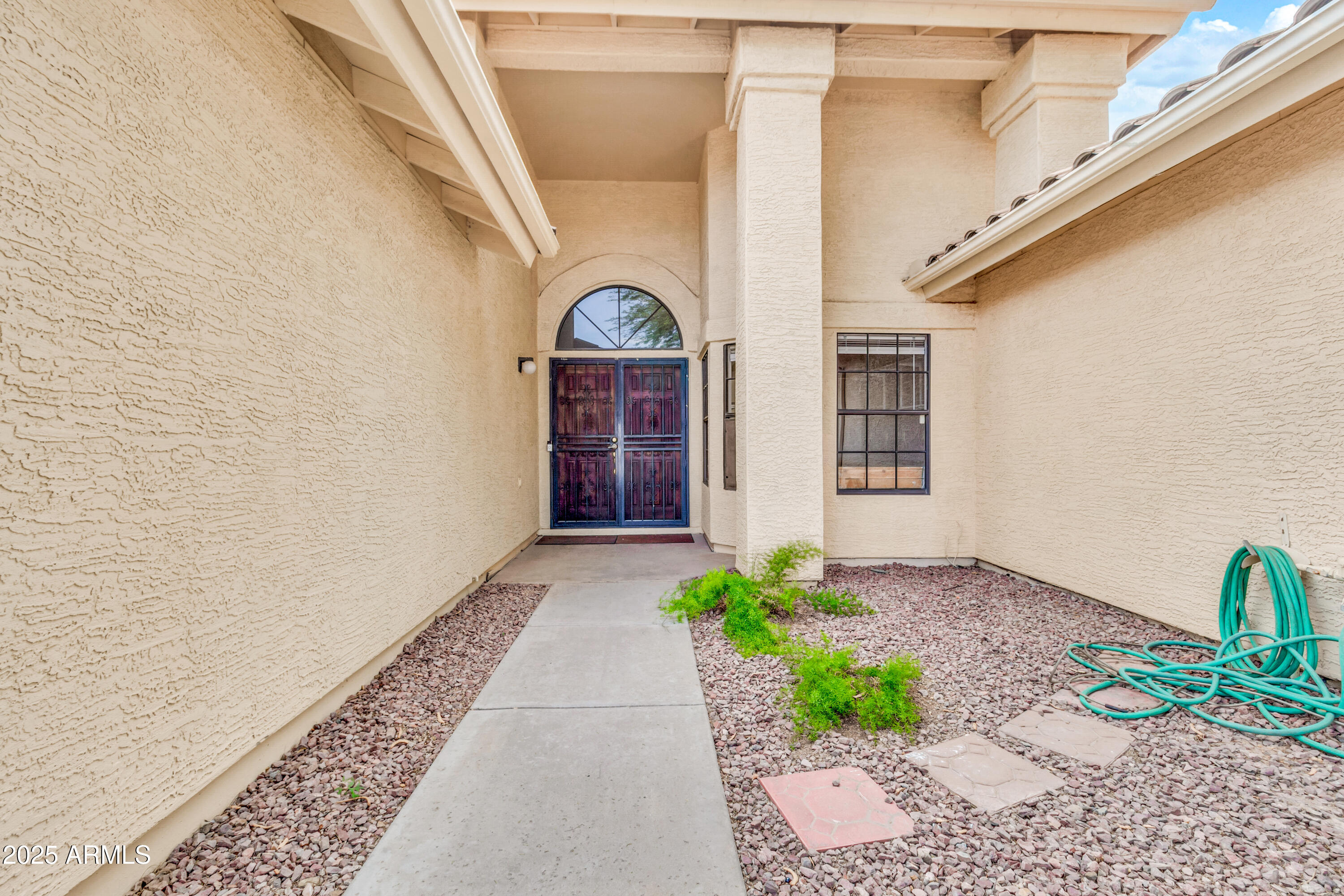205 East Stacey Lane Tempe, AZ 85284 - Photo 47 of 63 a front view of a house with garden