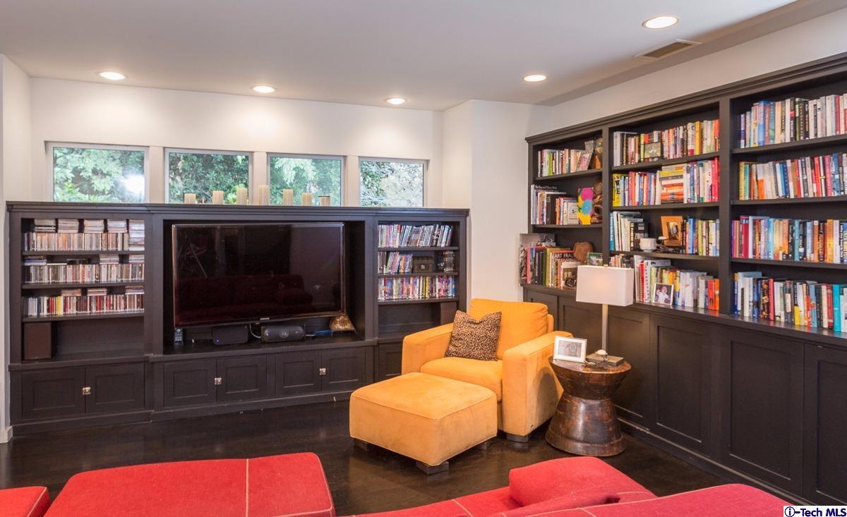 900 Hillcrest Place Pasadena, CA 91106 - Photo 17 of 40 a living room with furniture flat screen tv and closet