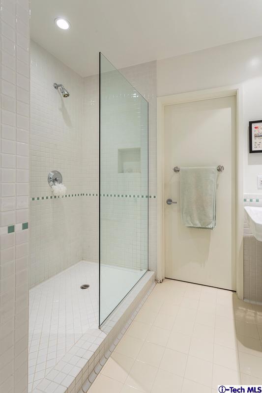 900 Hillcrest Place Pasadena, CA 91106 - Photo 23 of 40 a bathroom with a shower and a tub