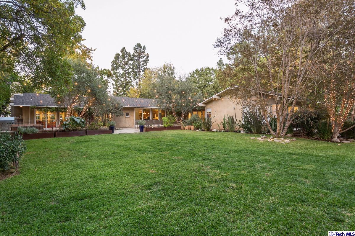 900 Hillcrest Place Pasadena, CA 91106 - Photo 31 of 40 a front view of a house with garden