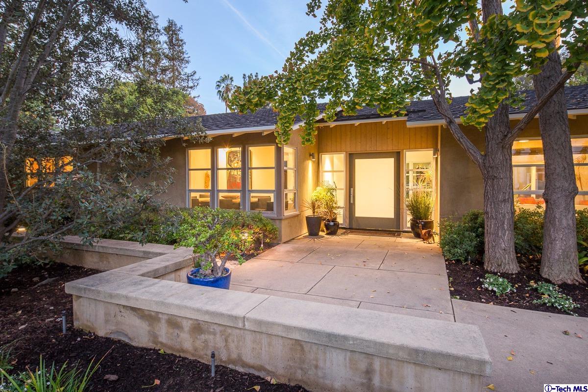 900 Hillcrest Place Pasadena, CA 91106 - Photo 38 of 40 a view of a house with a patio