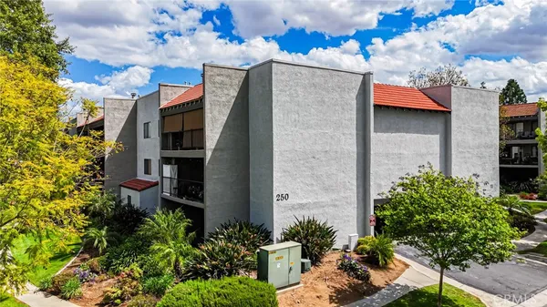 $369,999 | 250 East Fern Avenue, Unit 210, Redlands, CA 92373