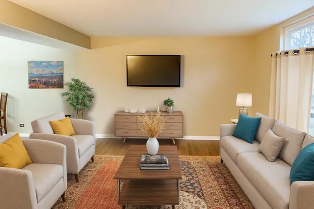 $349,900 | 406 North Juniper Drive, North Aurora, IL 60542