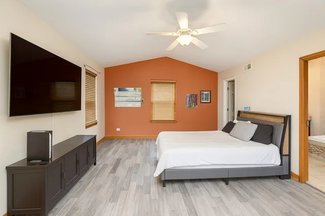 $349,900 | 406 North Juniper Drive, North Aurora, IL 60542