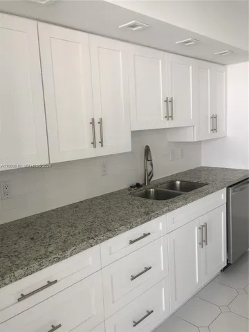 $3,500 | 1904 South Ocean Drive, Unit 1708, Hallandale Beach, FL 33009