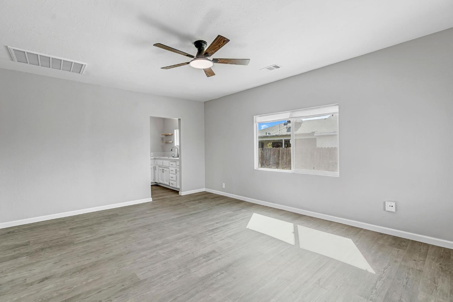 914 Clinton Street Madera, CA 93638 - Photo 4 of 32